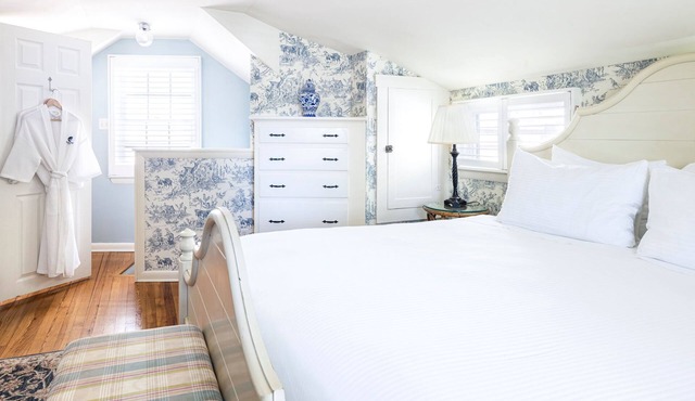 Charming 2BR Cottage | Porch & Full Kitchen