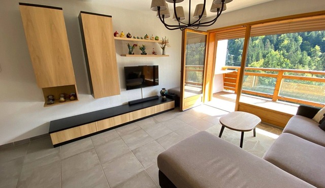 Charming 2BR Apartment with Sleeping Nook, South-Facing Balcony, Garage & Ski Locker