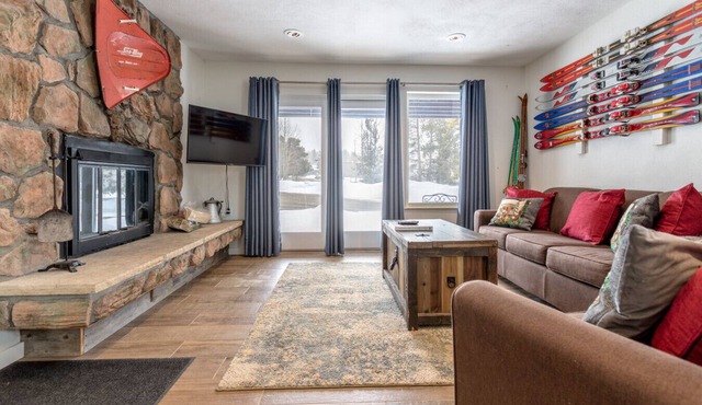Charming 2BR Fraser Escape – Fireplace, Trails & Resort Nearby!