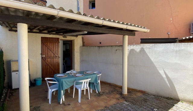 Charming 2BR House in Saint-André, 10 Min to Beach, Terrace & Free Parking