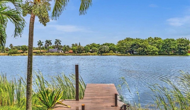 Charming 2BR Lakefront Cottage in Davie near Beach