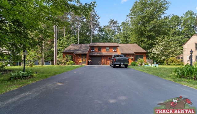 Charming 2BR Townhome – Minutes to Saratoga & Nature