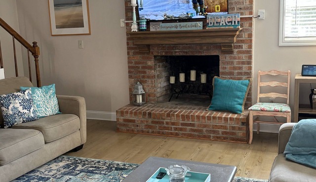 Charming 3-bedroom house in North Myrtle Beach with AC, WiFi, pool and hot tub