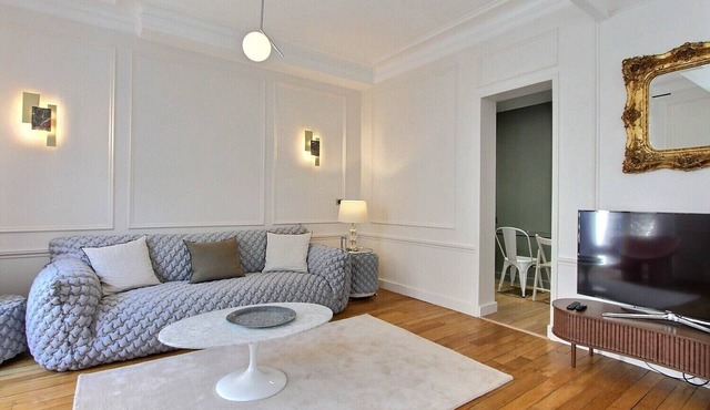 Charming 3 BD 2 BTH with balcony facing the top of Eiffel Tower, insurance incl.