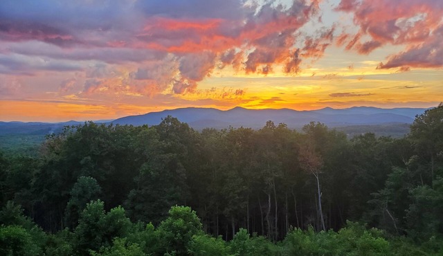 Charming 3 BD Cabin Stunning Views Overlooking the AT