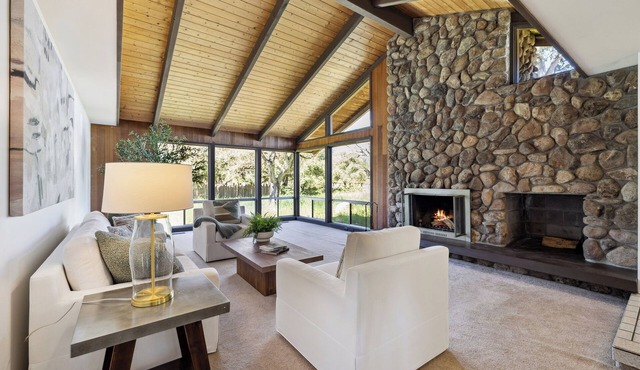 Charming 3 Bdrm 3 bath w/a heated pool in the heart of wine country in St Helena