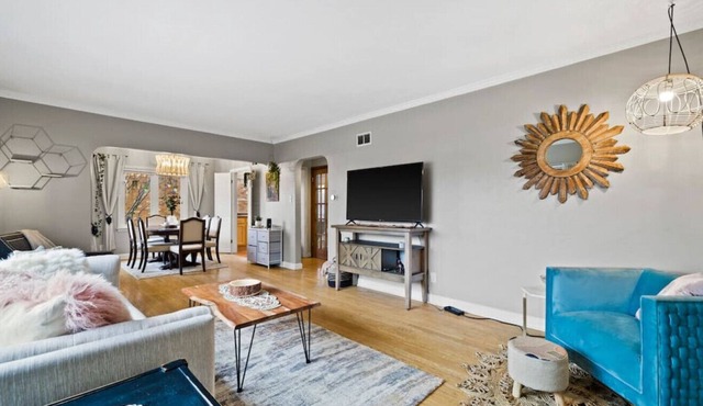 Charming 3 bed, 1.5 bath, fenced yard & parking!