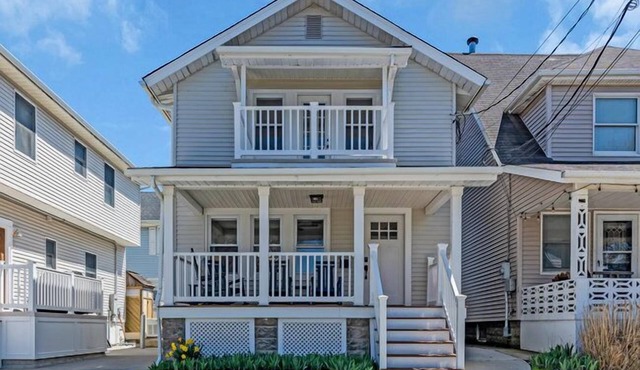 Charming 3 BED, 2 BATH shorehouse only 8 houses to beach , boardwalk & eateries!