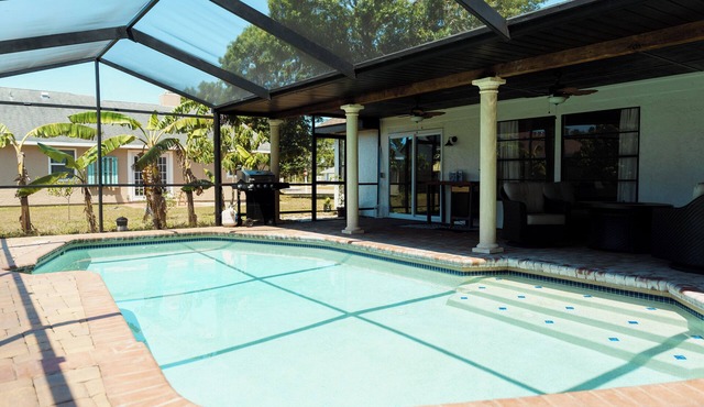 Charming 3 Bed 2 Bath with King and Queen Beds house with Fast WiFi in Bradenton