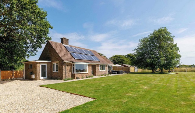 Charming 3-Bed Country Cottage with Hot Tub