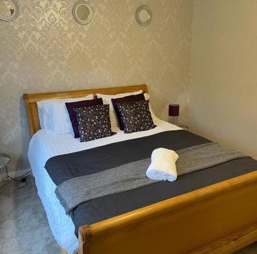 Charming 3-Bed Home Comfortable Stay in Coalville