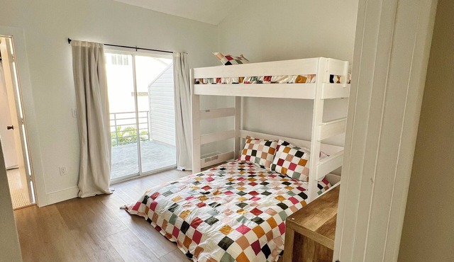 Charming 3-bedroom townhome with WiFi and AC in Clearwater Beach