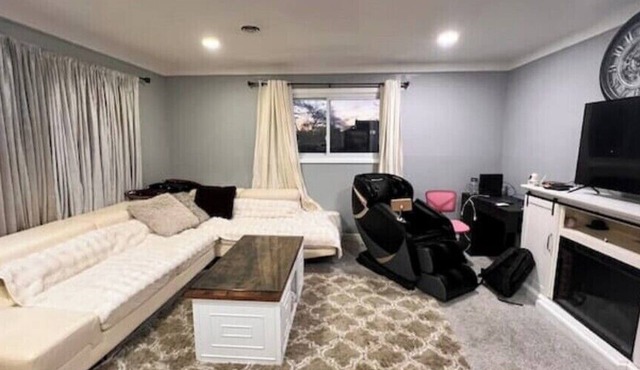 Charming 3-bedroom house with WiFi, AC in welcoming Dearborn Heights