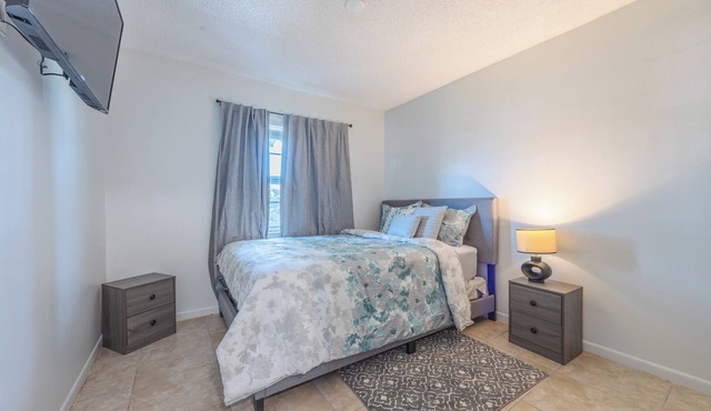 Charming 3-bedroom house with WiFi and AC in Royal Palm Beach