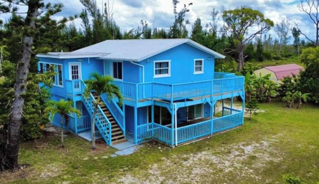 Charming 3-bedroom upstairs unit in a house with a shared pool in pine island