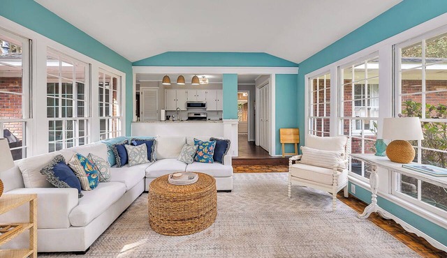 Charming 3-bedroom mid island home with walking distance to Redfern Village