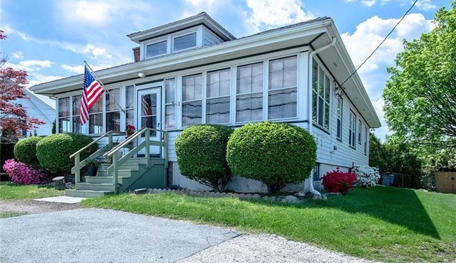 Charming 3 Bed with large backyard close to Newport