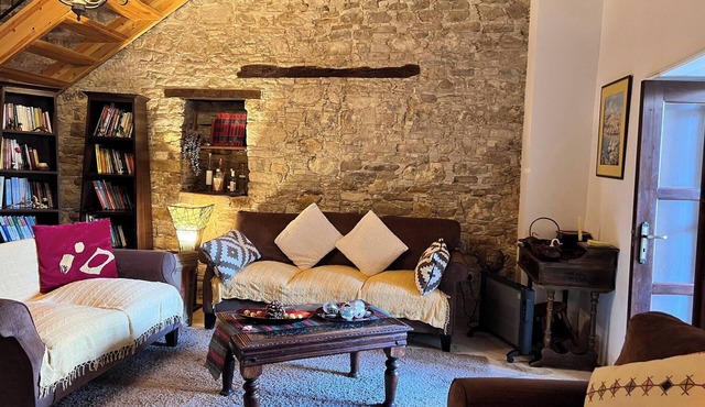 Charming 3-Bedroom Cottage in Heart of Vasa Koilaniou