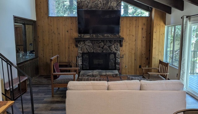 Charming 3-bedroom Cabin in Running Springs
