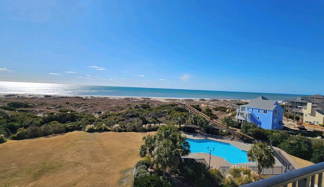 Charming 3-bedroom condo private beach access, 2 pools with fitness room and AC