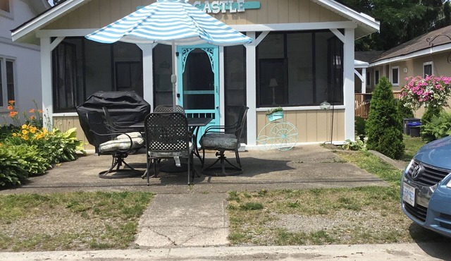 Charming 3 bedroom Sand Castle Cottage Steps to the sandy beach