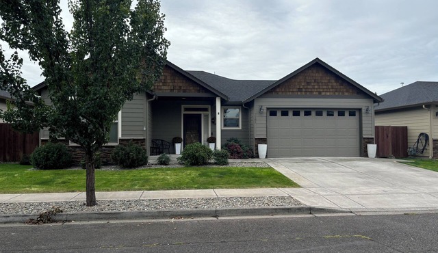 Charming 3-bedroom house with WiFi, AC in peaceful Battle Ground