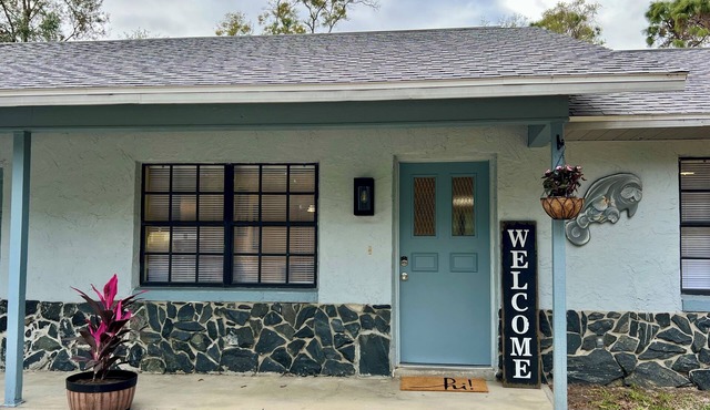 Charming 3-bedroom house, sleeps 8, minutes from Three Sisters in Crystal River