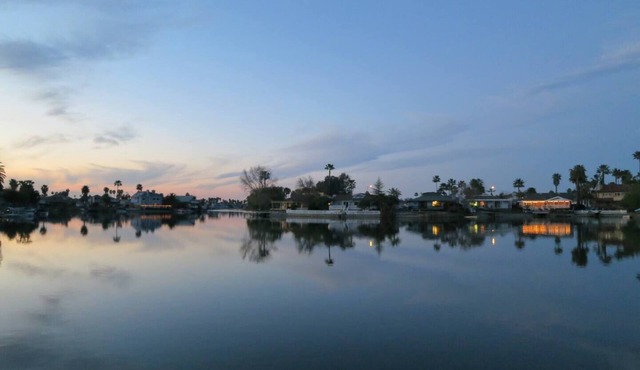 CHARMING 3 BEDROOM LAKE FRONT HOUSE WITH FAST WIFI IN DISCOVERY BAY