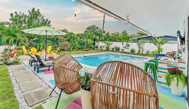 Charming 3-bedroom villa with salt water Heated pool/3mile to beach.