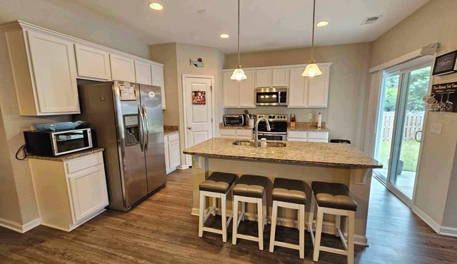 Charming 3-bedroom house with backyard and 2-car garage