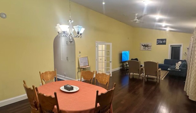Charming 3-bedroom 2.5 bath with game room and free wifi! TVs with prime/netflix