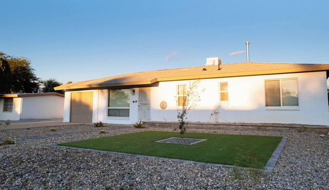 Charming 3-bedroom, 2.5 bath house in awesome Tucson with WiFi, AC