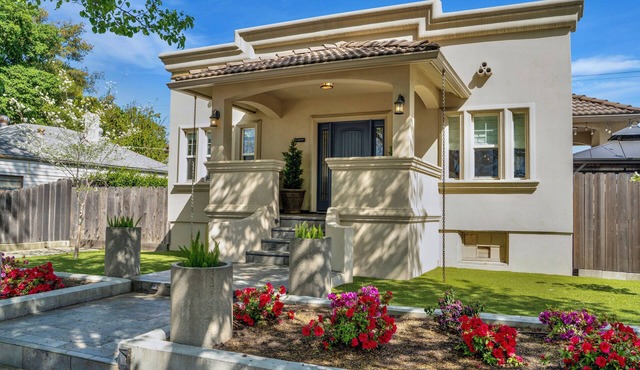 Charming 3 bedroom 2 bath Home located in the heart of Downtown Lodi