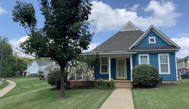Charming 3 Bedroom/2Bathroom Uptown Cottage with off-street Parking.