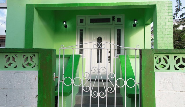 Charming 3-bedroom bungalow with AC, WiFi and on property parking. Sleeps 6