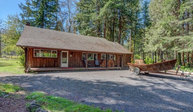 Charming 3-bedroom cabin on Dearborn Island with WiFi, AC, Hot Tub