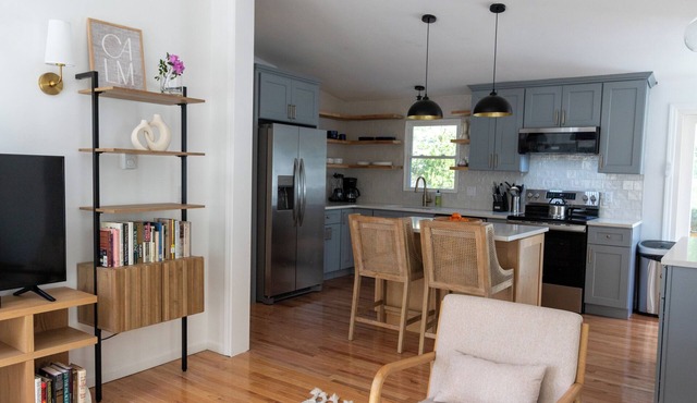 Charming 3-bedroom cottage in Oak Bluffs with AC, WiFi