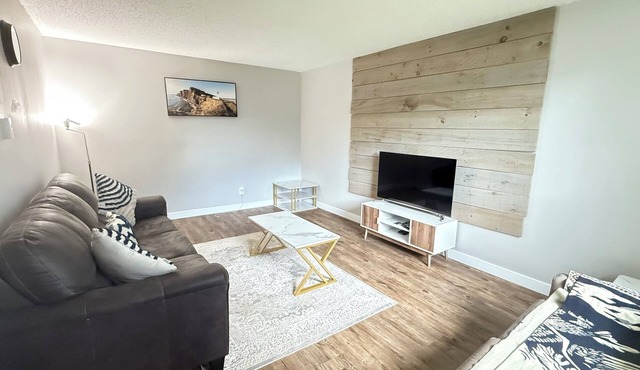 Charming 3-bedroom condo with WiFi and AC in lovely Thunder Bay