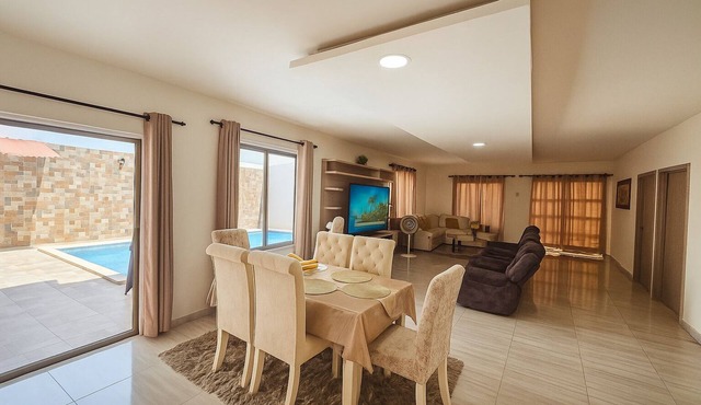 Charming 3-bedroom chalet, with private pool, an with AC.
