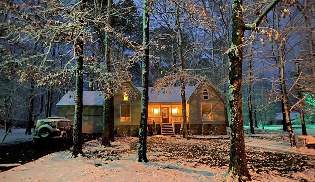 Charming 3-bedroom corner cottage in Boaz, with plenty of indoor/outdoor space.