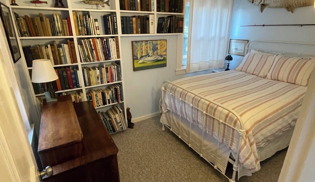 Charming 3-bedroom cottage in Westerly footsteps from the water