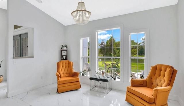 Charming 3-Bedroom + Den Sanctuary in Naples: 1 Acre of Tranquility AC & WiFi!