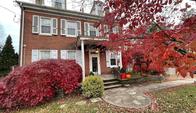 Charming 3-bedroom farmhouse in Newportville with fast WiFi and AC