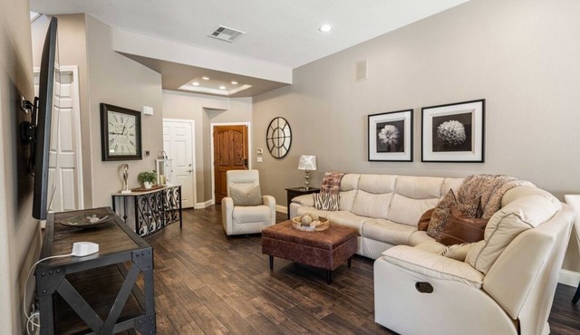Charming 3-bedroom furnished, home with WiFi, AC in Spanish Hills Camarillo