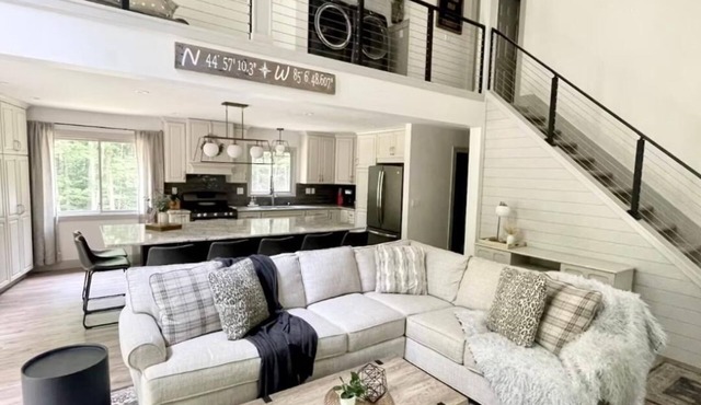 Charming 3-bedroom fully remodeled chalet in adorable Bellaire.