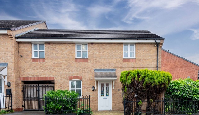 Charming 3-Bedroom Home minutes away from Etihad Stadium and Co-op Live Arena.