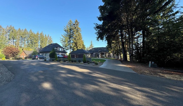 Charming 3-bedroom house, secluded with Mountain views.