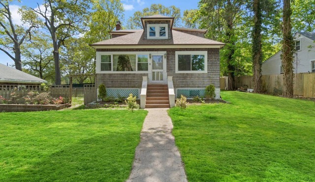 Charming 3-bedroom house with WiFi and AC in Ronkonkoma, Lake views.