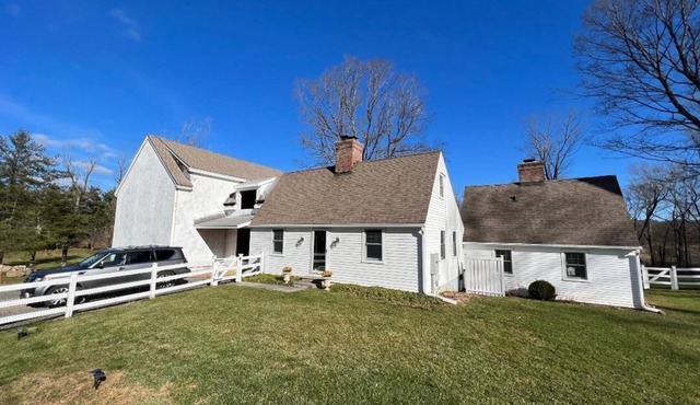 Charming 3-bedroom house in delightful Washington w/WiFi, AC, amazing grounds.