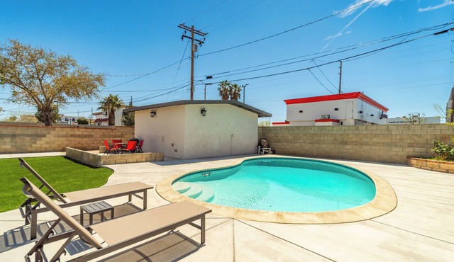 Charming 3-bedroom house with Pool in Lancaster